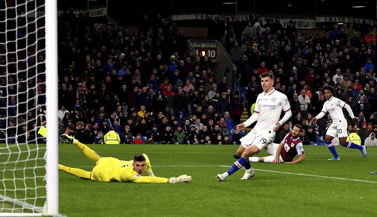 Pemain Chelsea Willian (kanan) mencetak gol ke gawang Burnley pada laga Liga Inggris di Turf Moor, Burnley, Inggris, Sabtu (26/10/2019). Chelsea menang 4-2 dengan Pulisic  mencetak hattrick. (Anthony Devlin/PA via AP)