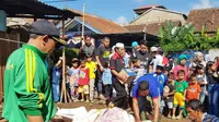 Tantan bersyukur masih bisa berkurban seekor sapi di kampung halamannya di Lembang, Jabar. (Bola.com/Permana Kusumadijaya)