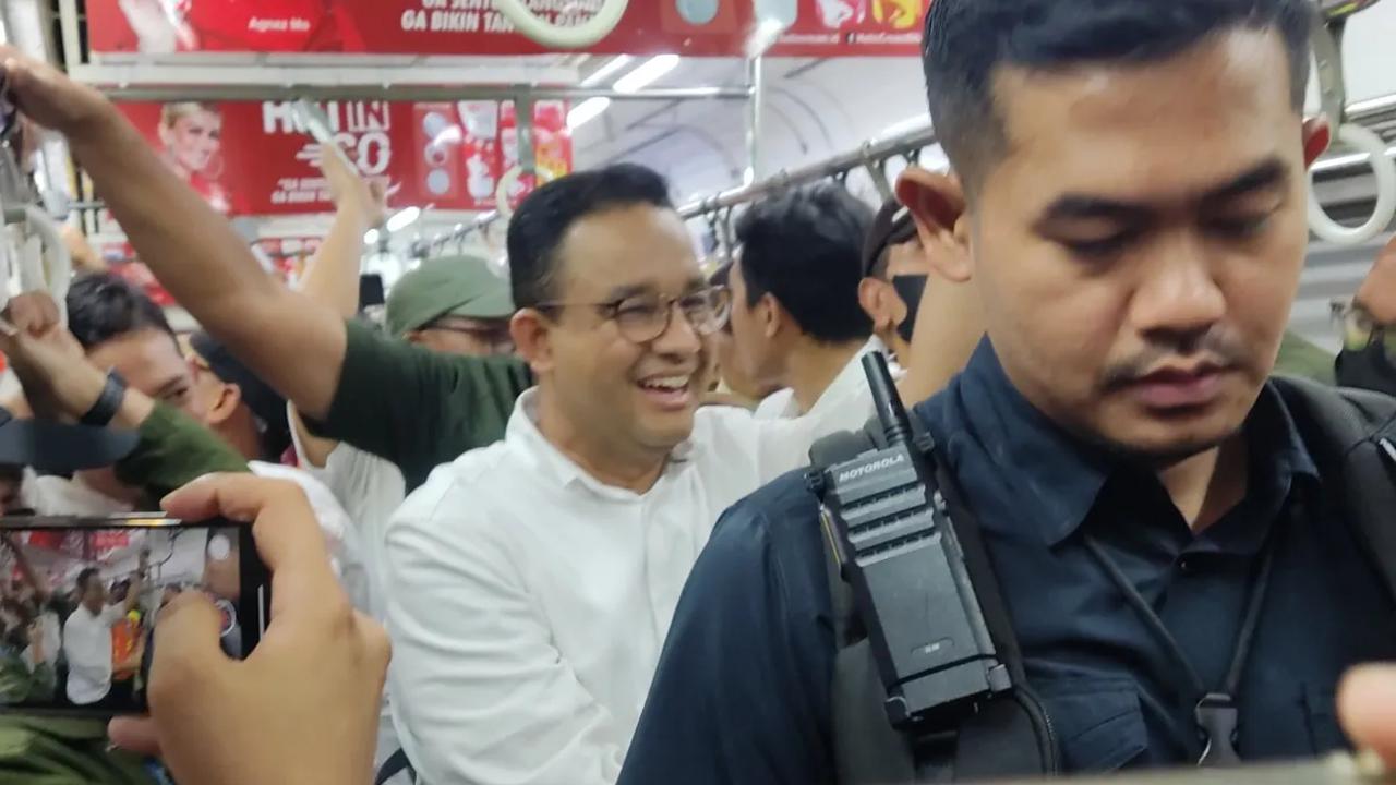 Stasiun Bogor di Sore hari tambah ramai. Jam-jam pulang kerja memang sudah ramai. Kali ini berbeda, keriuhan Stasiun Bogor bukan hanya karena orang pulang kerja dari Jakarta.