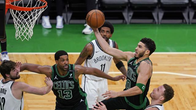 Forward Boston Celtics, Jayson Tatum (lompat) mencetak 50 poin ketika mengalahkan Brooklyn Nets pada play-off NBA di TD Garden, Sabtu (29/5/2021) pagi WIB.