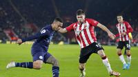 Striker Man City, Gabriel Jesus (kiri) diadang pemain Southampton, Romain Perraud, dalam lanjutan Liga Inggris 2021/2022, Minggu (23/1/2022) dini hari WIB. (AP Photo/Kirsty Wigglesworth)
