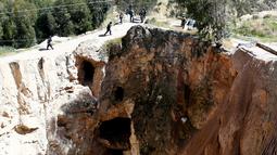 Kepolisian Peru saat operasi di pertambangan emas ilegal di Salpo, Pegunungan Andes, La Libertad (25/5). Aksi ini untuk memberantas penambang-penambang emas ilegal yang masih menyebar di sekitar Pegunungan Andes. (REUTERS / Mariana Bazo)