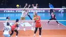 Pemain Asing Jakarta Pertamina Enduro, Irina Voronkova melakukan pukulan kearah pertahanan Gresik Phonska Plus Pupuk Indonesia pada pertandingan yang berlangsung di GOR Sritex Arena Solo, Kamis (9/4/2026). (Dok. PBVSI)