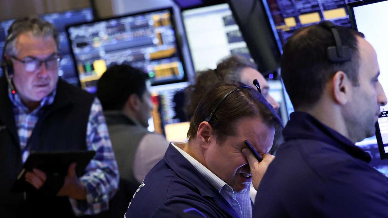 Wajah Cemas Trader Kala Wall Street 'Kebakaran' Imbas Kebijakan Tarif Imbal Balik Donald Trump