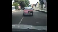 Seorang warga Solo membawa bendera Malaysia keliling kota Solo dengan terbalik (instagram.com/essa_hebat)
