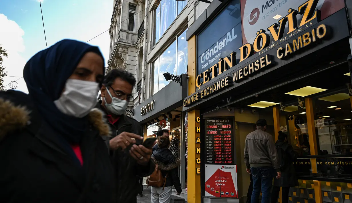 Antrean pelanggan di luar agen penukaran mata uang dekat alun-alun Taksim ketika lira Turki terperosok ke level terendah sepanjang sejarah di Istanbul, Senin (25/10/2021). Lira melemah imbas pengusiran duta besar AS dan sembilan negara Barat lainnya oleh Presiden Tayyip Erdogan. (Ozan KOSE/AFP)