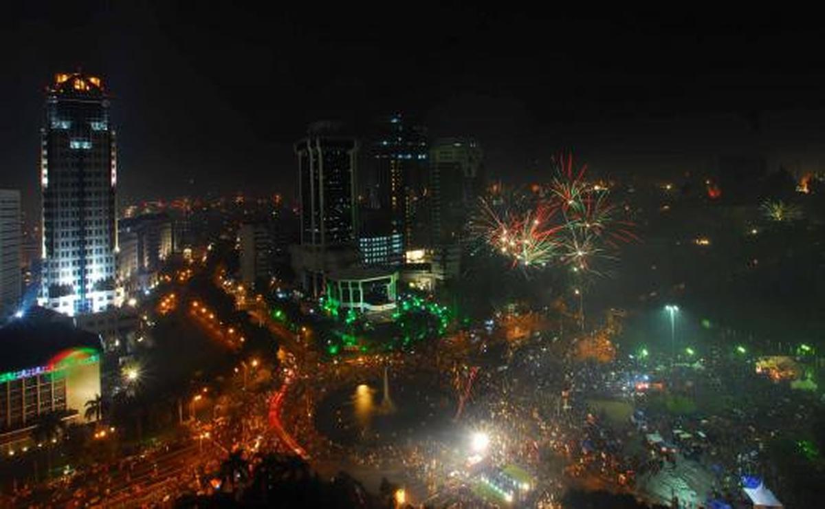 Pesta kembang api sambut tahun baru 2013 di Monas