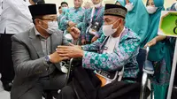 Gubernur Jawa Barat M Ridwan Kamil memberikan motivasi sekaligus menyapa Calon Haji Kloter 34 asal Jawa Barat di UPT Asrama Haji Bekasi, Kota Bekasi, Senin (27/6/2022). (Rizal FS/Biro Adpim Jabar).