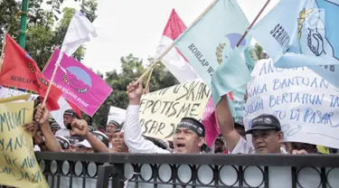 Massa dari Serikat Pegawai PD Pasar Jaya menggelar unjuk rasa di depan Balai Kota DKI Jakarta, Rabu (31/1). Mereka menuntut untuk menghentikan rekrutmen tenaga profesional yang melanggar peraturan Pasar Jaya SK 65 Tahun 2016. (Liputan6.com/Faizal Fanani)