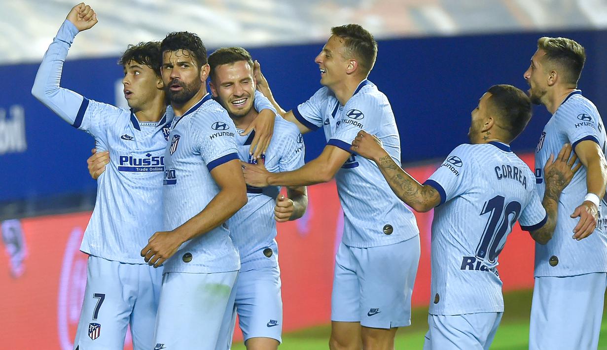 Pemain Atletico Madrid merayakan gol yang dicetak Joao Felix ke gawang Osasuna pada laga lanjutan La Liga pekan ke-29 di Stadion El Sadar, Pamplona, Kamis (18/6/2020) dini hari WIB. Atletico menang telak 5-0 atas Osasuna. (AFP/Ander Gillenea)