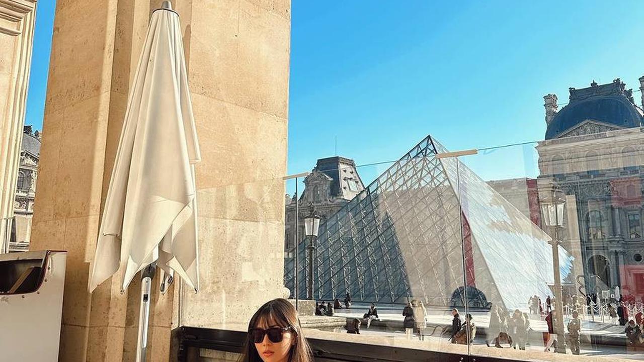 Berlatar Belakang Piramida Louvre