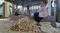 Industri handy craft di Desa Tambong, Kecamatan Kabat, mampu tembus pasar mancanegara (Hermawan Arifianto/Liputan6.com)