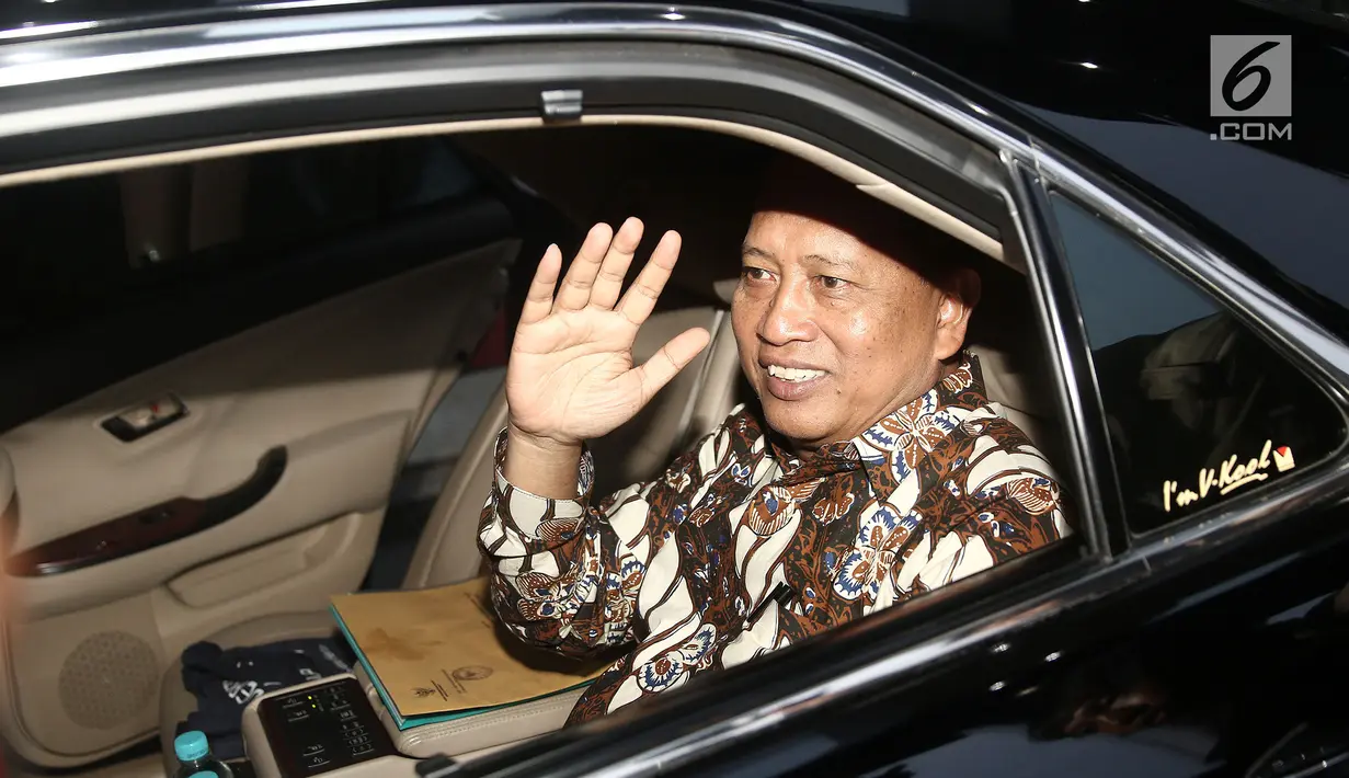 Menristekdikti, Mohamad Nasir melambaikan tangan usai mengunjungi KPK di Jakarta, Kamis (29/11). Kunjungan M Nasir tersebut untuk membicarakan kerjasama antar kedua lembaga terkait pencegahan anti korupsi. (Liputan6.com/Herman Zakharia)