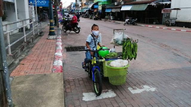 Kisah Bocah Jual Sayur Demi Hidupi Kakek di Tengah Lockdown, Bikin Terenyuh