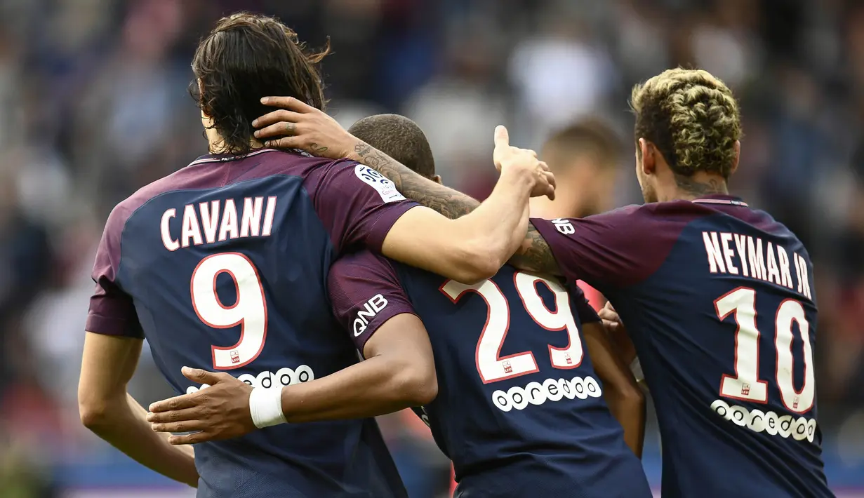 Trio PSG merayakan gol yang dicetak oleh Kylian Mbappe ke gawang Girondins Bordeaux pada laga Liga 1 Prancis di Stadion Parc des Princes, Sabtu (30/9/2017). PSG menang 6-2 atas Girondins Bordeaux. (AFP/Christophe Simon)