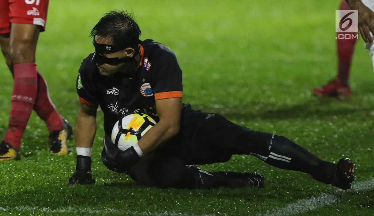 Penjaga gawang Persija, Andritany saat melawan Persebaya di Lapangan PTIK Jakarta, Selasa (26/6). Anditany mengalami cedera pada bagian wajah usai berbenturan dengan pemain Uzbekistan, Nurulloev Sukhrob, 3 Maret lalu. (Liputan6.com/Helmi Fithriansyah)