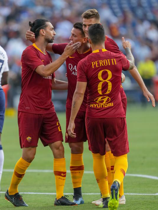 1. AS Roma - Warung pemain terbaik memang pantas disematkan oleh klub ibukota Italia. “AS Romart” begitu para Romanisti dunia memberikan julukan. (AFP/Kent Horner)