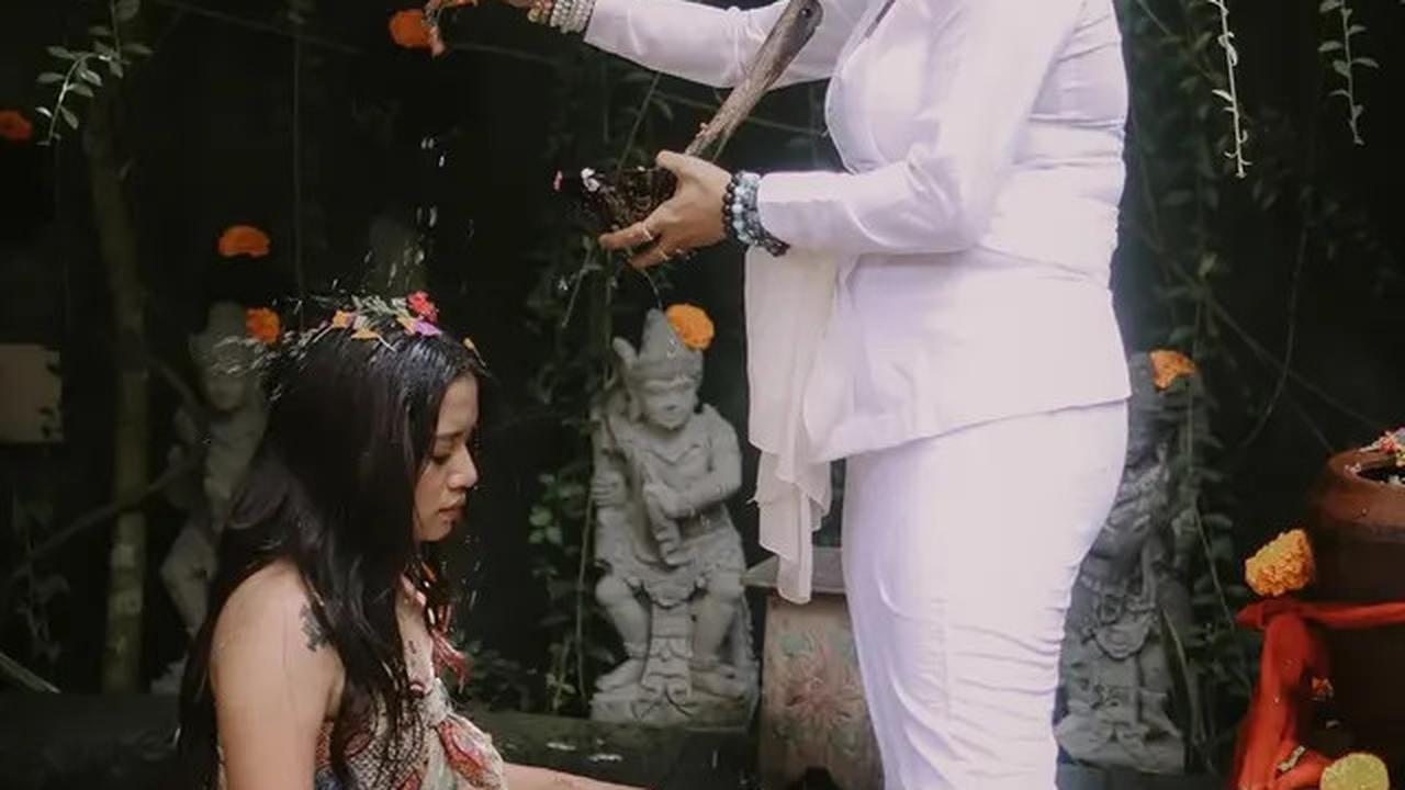 Dalam unggahan di media sosialnya, ia menceritakan pengalaman berkesan mengikuti upacara pembersihan pikiran dan jiwa menurut adat Hindu. Meski begitu, ia menjelaskan bahwa ia tetap dapat memanjatkan doa sesuai dengan kepercayaannya sendiri.<br>