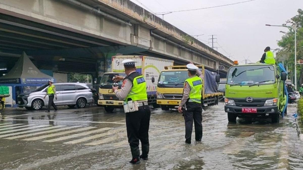 Polisi Rekayasa Lalu Lintas di Kolong Puri Kembangan Jakbar Imbas Banjir  #News
