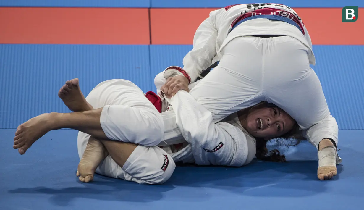 Atlet ju-jitsu Indonesia, Simone Julia, saat melawan atlet Mongolia, Udval Tsogkhuu, pada perebutan perunggu Asian Games XVIII di JCC Senayan, Jakarta, Sabtu (25/8/2018). Kalah, dirinya gagal mendapatkan medali. (Bola.com/Vitalis Yogi Trisna)