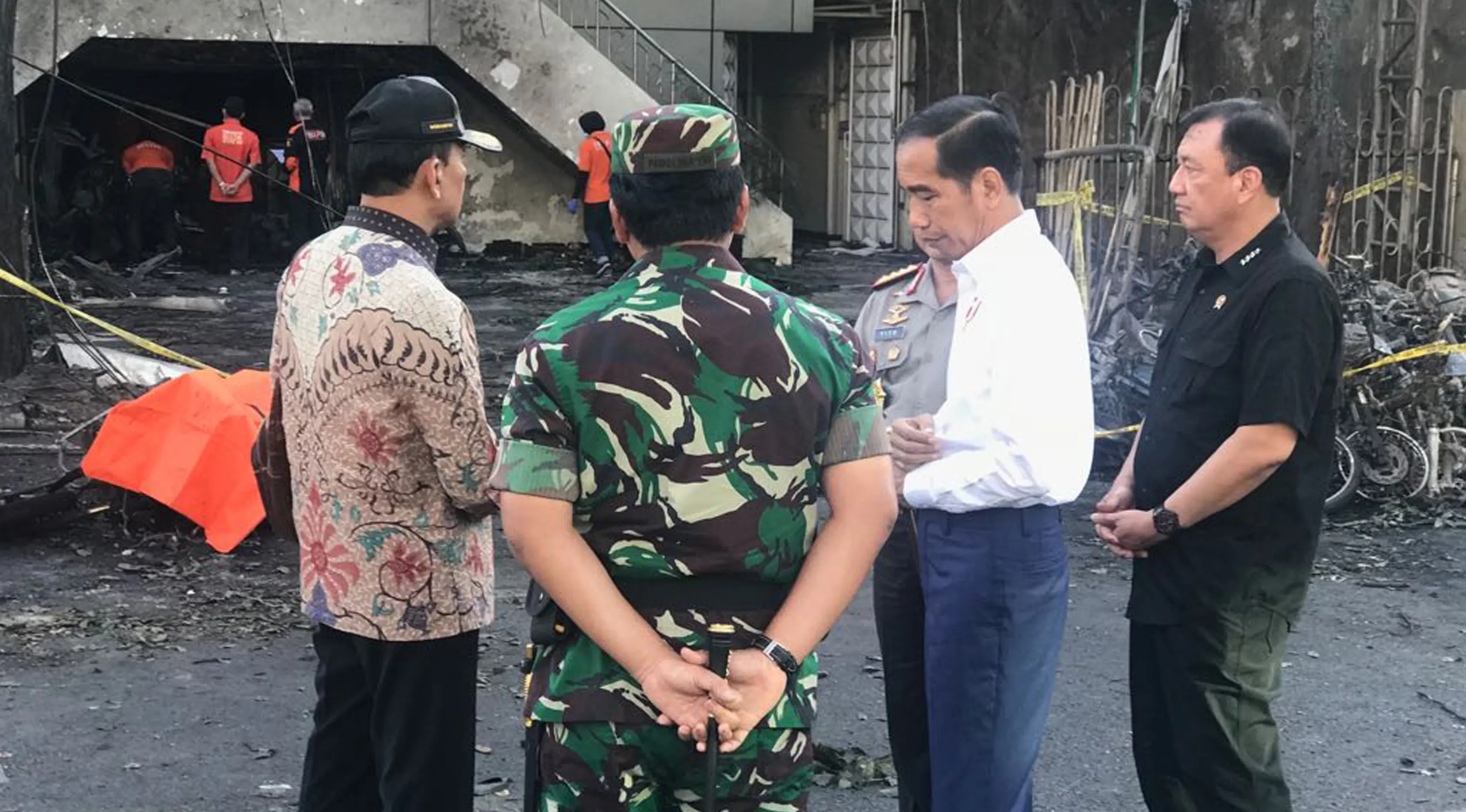 Presiden Jokowi meninjau Gereja Pantekosta Pusat Surabaya (GPPS) yang menjadi lokasi ledakan bom di Jalan Arjuna, Surabaya, Minggu (13/5). Jokowi didampingi Kapolri Jenderal Tito Karnavian dan Panglima TNI Mareskal Hadi Tjahjanto. (Liputan6.com/Istimewa)