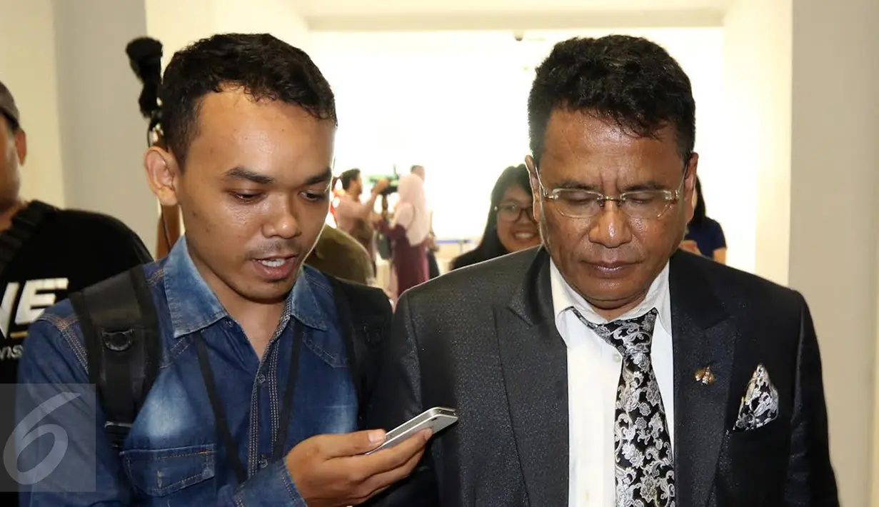 Hotman Paris Hutapea, kuasa hukum Deddy Corbuzier, usai memberi tantangan kepada motivator Mario Teguh di PN Jakarta Pusat, Rabu (28/9). Hotman Paris menantang Mario Teguh bersama kuasa hukumnya untuk berbicara di depan umum. (Liputan6.com/Helmi Afandi)