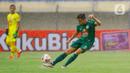Pemain PSS Sleman, Fabiano Beltrame, menendang bola saat melawan Persela Lamongan pada laga Piala Menpora 2021 di Stadion Si Jalak Harupat, Bandung, Minggu (28/3/2021). (Bola.com/M Iqbal Ichsan)