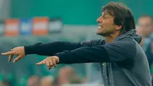 Pelatih anyar Chelsea Antonio Conte saat menginstruksikan pemainnya saat melawan  Rapid Wina pada laga persahabatan di Allianz Arena Wina, Austria, (16/7).Pertandingan ini merupakan debut awal Antonio Conte bersama Chelsea. (Reuters / Heinz - Peter Bader)