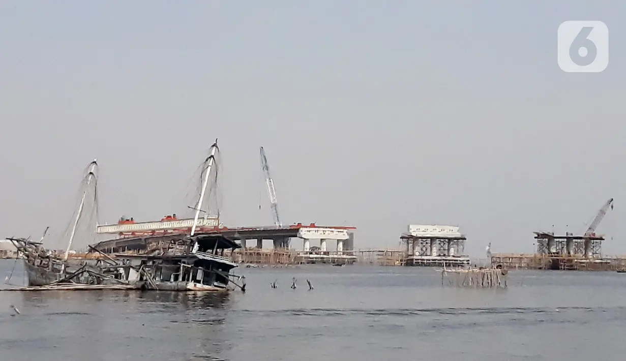 Bangkai kapal terlihat dekat proyek pembangunan jembatan penghubung Dadap Tangerang-Pulau C di Kamal Muara, Penjaringan, Jakarta Utara, Minggu (17/11/2019). Jembatan tersebut nantinya akan menyambung ke jalan Provinsi Banten dan menjadi alternatif menuju Bandara Soetta. (merdeka.com/Iqbal Nugroho)