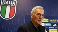 Presiden Federasi Sepak Bola Italia (FIGC), Gabriele Gravina, menghadiri konferensi pers di markas tim di Iserlohn, pada 30 Juni 2024, setelah mereka tersingkir oleh Swiss dalam pertandingan babak 16 besar Euro 2024. (Alberto PIZZOLI/AFP)