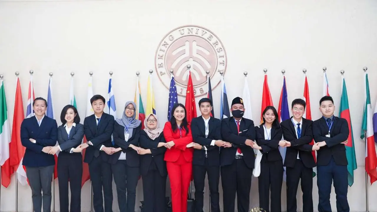Politisi muda asal Partai Demokrasi Indonesia Perjuangan (PDIP) Meryl Rouli Saragih (baju merah) (Istimewa)