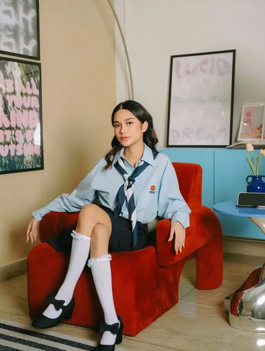 Makeup bold dan rambut yang ditata ikal dan sleek membuat penampilan Azizah semakin cantik. Mana penampilan anak sekolah yang paling jadi favoritmu antara Fuji dan Azizah, Sahabat FIMELA? [foto: Instagram/azizahsalsha_]