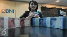Aktifitas karyawan di kantor BNI di Jakarta, Selasa (11/8/2015). Dana Pensiun Lembaga Keuangan (DPLK) PT Bank Negara Indonesia (BNI) Tbk. mencatat hingga semester I/2015 dana kelolaan perusahaan naik 8% . (Liputan6.com/Johan Tallo)