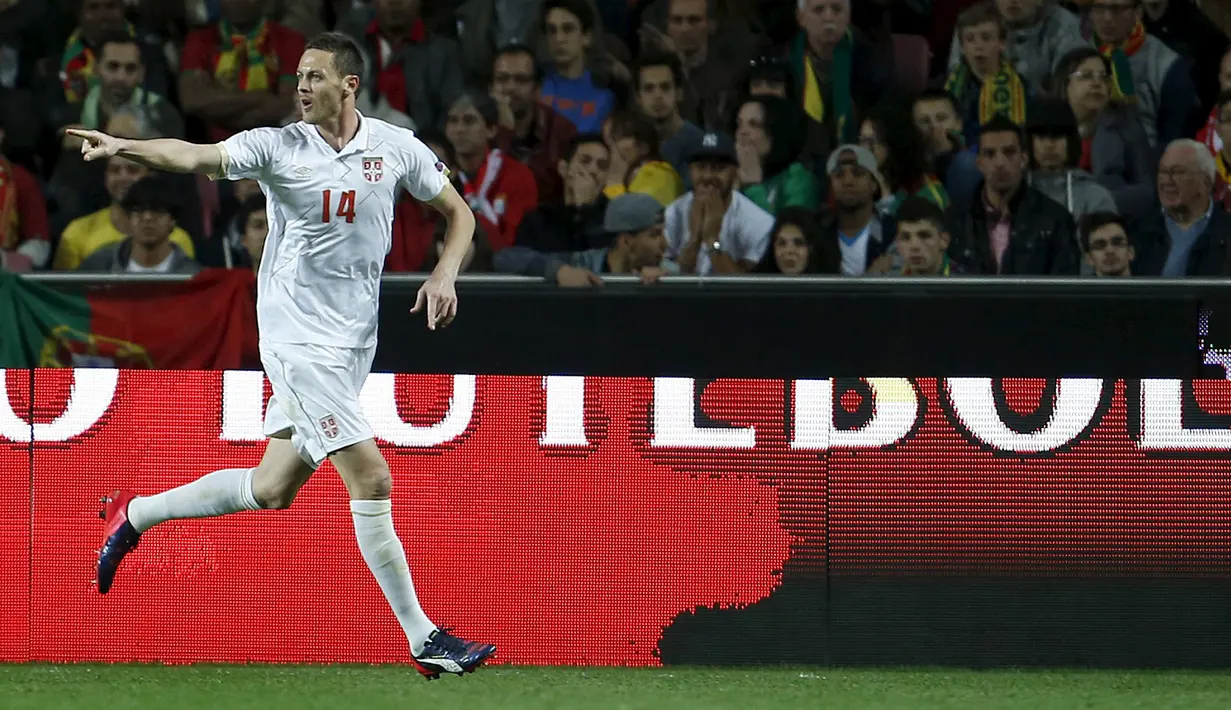 Gelandang Serbia, Namanja Matic merayakan selebrasi usai mencetak gol ke gawang Portugal pada kualifikasi Piala Eropa 2016 di stadion Luz, Lisbon, Minggu (29/3/2015). Portugal menang 2-1 atas Georgia. (REUTERS/Rafael Marchante)