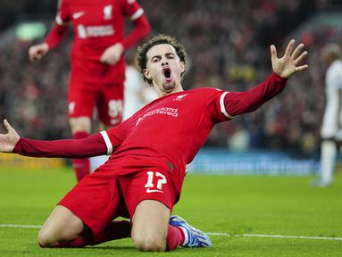 Pemain Liverpool, Curtis Jones melakukan selebrasi setelah mencetak gol ke gawang West Ham United pada laga perempat final Carabao Cup 2023/2024 di Anfield, Liverpool, Inggris, Kamis (21/12/2023) dini hari WIB. (AP Photo/Jon Super)