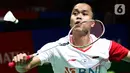 Pebulu tangkis tunggal putra Indonesia, Anthony Sinisuka Ginting saat bertanding melawan Lee Zii Jia (Malaysia) pada Perempat Final Indonesia Masters 2022 di Istora Senayan, Jakarta, Jumat (10/6/2022). Anthony Sinisuka Ginting unggul 18-21, 21-16 dan 21-15. (Liputan6.com/Helmi Fithriansyah)