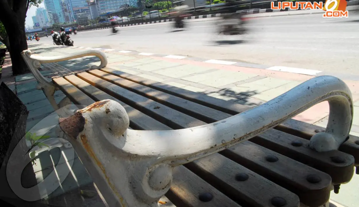 Bangku taman yang merupakan inventaris milik pemprov DKI itu digergaji dibagian sandaran bangku. (Liputan6.com/Miftahul Hayat)