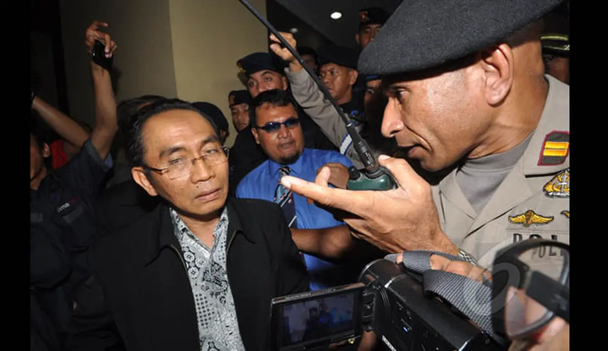 Wakil Ketua KPK Adnan Pandu Praja dihalangi petugas saat akan masuk Mabes Polri untuk bertemu dengan Wakapolri Badrodin Haiti terkait penangkapan Bambang Widjojanto, Jakarta, Jumat (23/1/2015). (Liputan6.com/Miftahul Hayat)