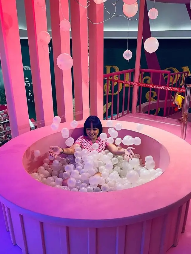 Pesona Joanna Alexandra dengan Warna Rambut Ungu