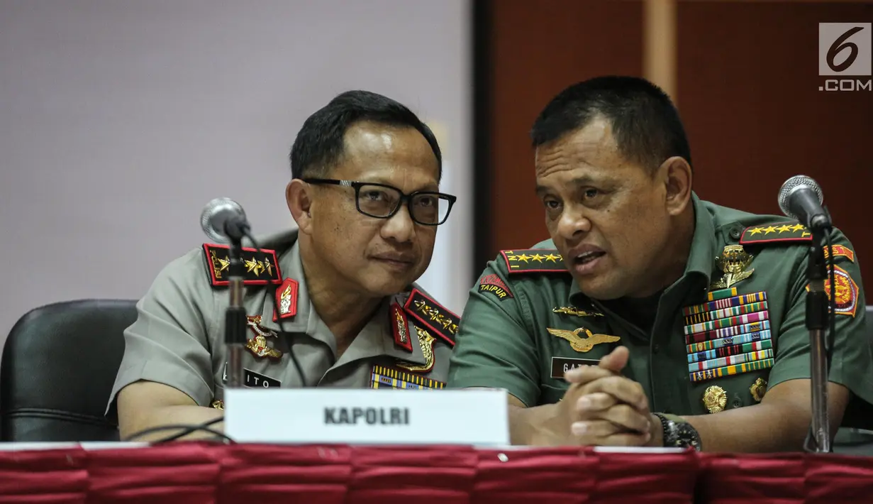 Kapolri Tito Karnavian berbincang dengan Panglima TNI Gatot Nurmantyo saat konferensi pers rapat koordinasi penertiban impor berisiko tinggi di kantor pusat Bea dan Cukai, Jakarta, Rabu (12/7). (Liputan6.com/Faizal Fanani)