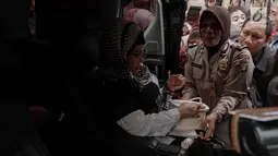 Elvy Sukaesih berada di dalam mobil usai menjalani pemeriksaan di Ditresnarkoba Polda Metro Jaya, Jakarta, Senin (26/2). Elvy Sukaesih menjalani pemeriksaan selama tiga jam terkait kasus narkoba yang menjerat anaknya. (Liputan6.com/Faizal Fanani)