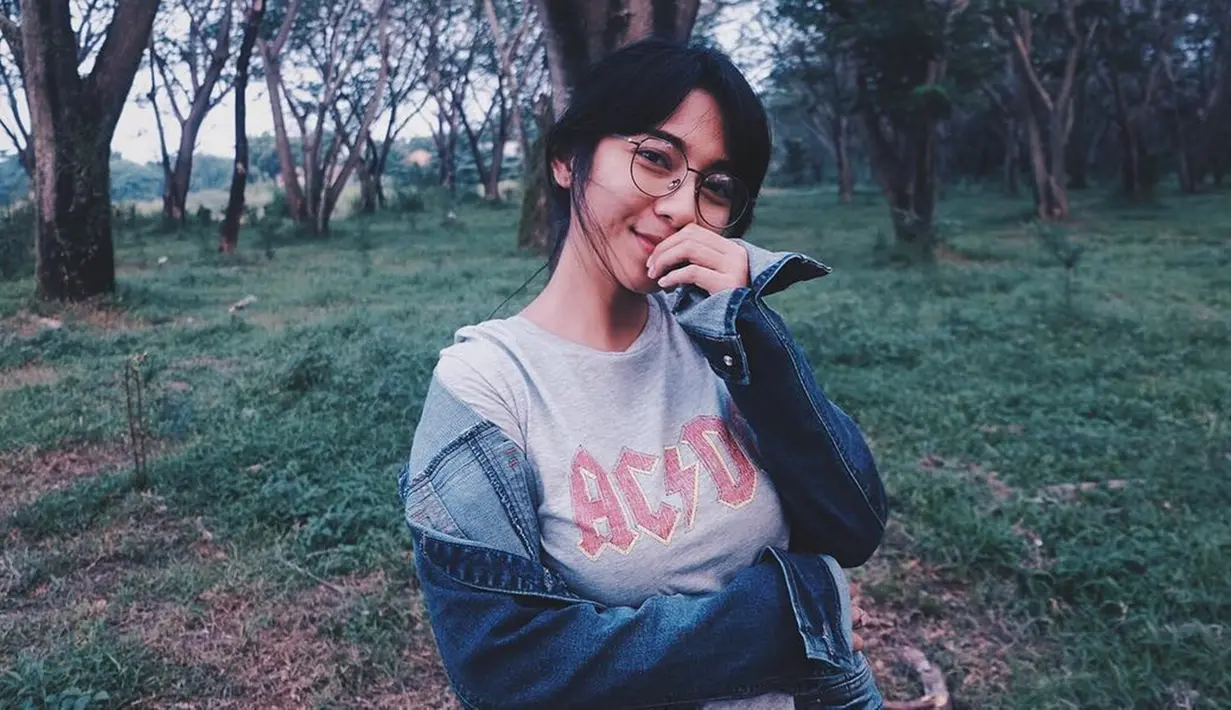 Meski terkesan sederhana dan simpel, gaya kasual Dinda Kirana kerap dijadikan panutan oleh anak-anak muda. Saat berlibur di nuansa alam, wanita kelahiran 30 April 1995 ini memilih mengenakan kaus abu-abu yang dipadukan dengan jaket jeans. (Liputan6.com/IG/@dindakirana.s)