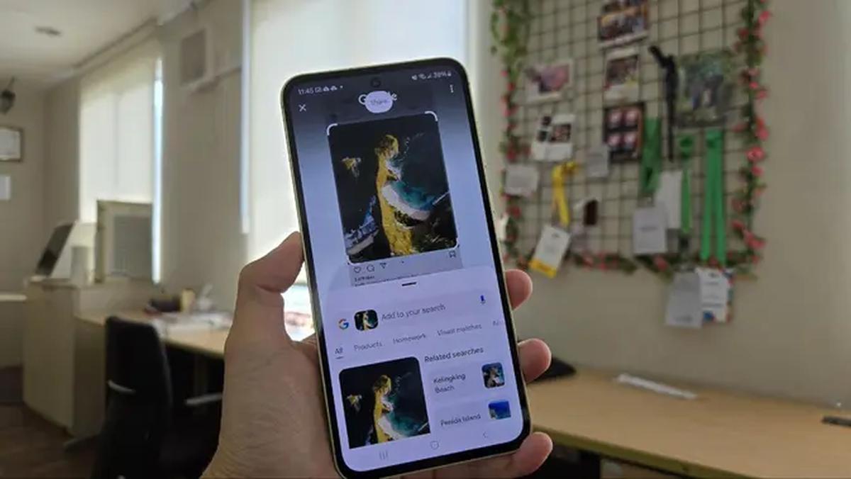 Menggunakan Circle to Search di Galaxy A55 untuk mendapatkan inspirasi liburan akhir tahun (Liputan6.com/ Agustin Setyo Wardani)