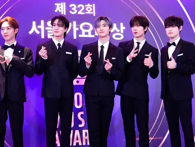 NCT Dream berpose sebelum acara Seoul Music Awards di Seoul, Korea Selatan, 19 Januari 2023. Perseonel NCT Dream terlihat kompak memakai setelan jas berwarna hitam pada acara tersebut. (AP Photo/Ahn Young-joon)