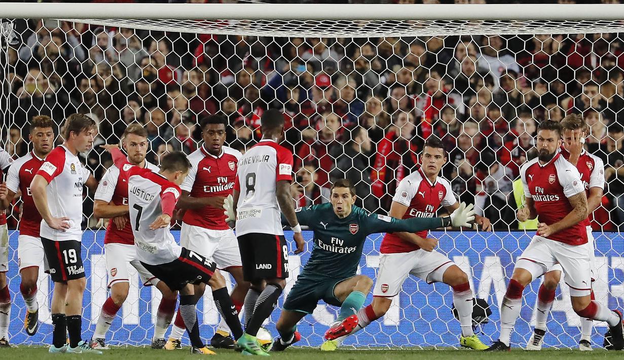 Proses gol yang dicetak oleh pemain Western Sydney Wanderers, Steven Lustica, ke gawang Arsenal pada laga persahabatan di ANZ Stadium, Sabtu (15/7/2017). Arsenal menang 3-1 atas Western Sydney Wanderers. (EPA/Daniel Munoz)