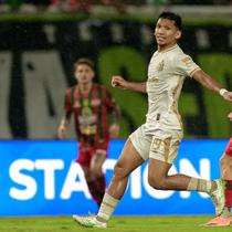 Persebaya Surabaya menelan kekalahan 1-2 dari Bhayangkara Presisi Lampung FC pada laga pekan ke-21 BRI Super League 2025/2026 di Stadion Gelora Bung Tomo, Surabaya, Sabtu (14/02/2026) malam WIB. (dok. Persebaya)