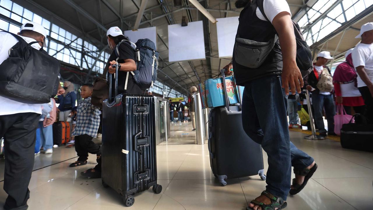 FOTO: Pemudik Mulai Padati Stasiun Pasar Senen Jelang Puncak Arus Mudik