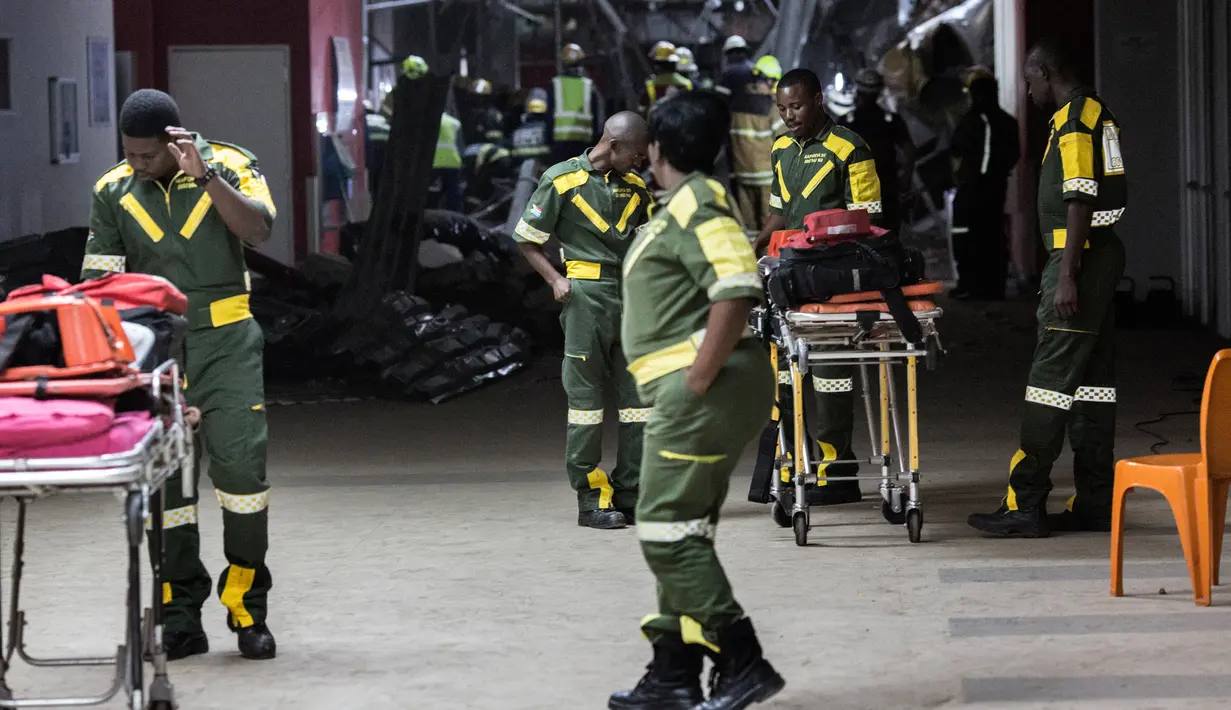 Petugas paramedis bersiaga setelah runtuhnya atap bangunan Rumah Sakit Charlotte Maxeke di Johannesburg, Kamis (2/3). Hujan deras menghambat upaya evakuasi di rumah sakit yang merupakan salah satu yang terbesar di Afrika Selatan. (Marco LONGARI/AFP)