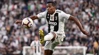 6. Alex Sandro (26 juta euro) - Bek kiri asal Brasil ini didatangkan Juventus dari Porto pada bursa transfer musim panas 2015. Alex Sandro dipinang Juventus dengan transfer senilai 26 juta euro. (AFP/Marco Bertorello)