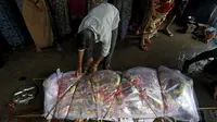Minuman Keras Oplosan Renggut 102 Nyawa di India